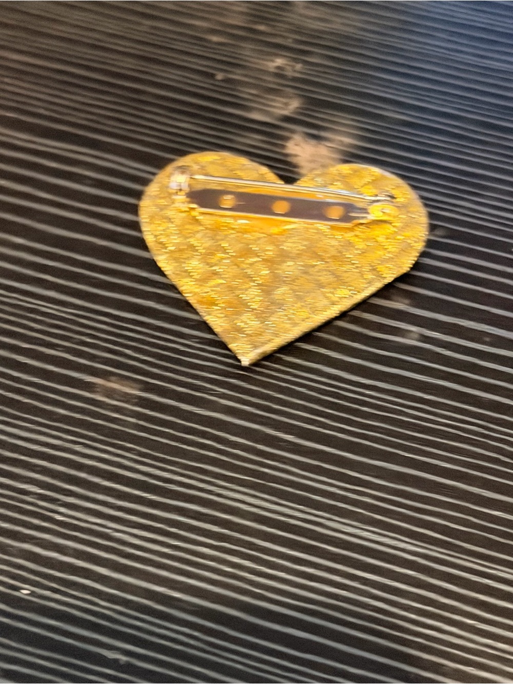 Heart-Shaped Leopard Print Brooch in Yellow and Gold - Picture 4 of 5
